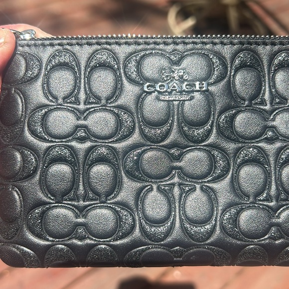 🎋Coach Embossed C Signature Wristlet like new - Picture 3 of 10
